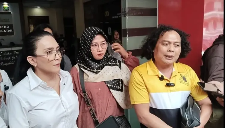 Rieke Diah Pitaloka_Herawati dan Kuasa Hukum Deolipa Yumara
