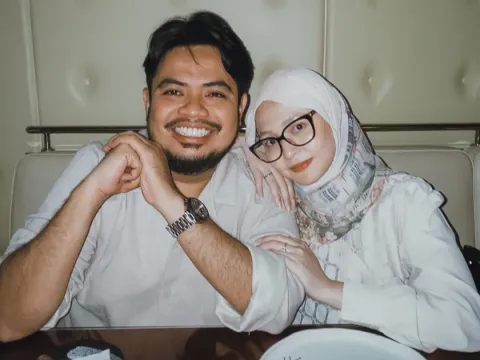 Rigen Rakelna dan Istri