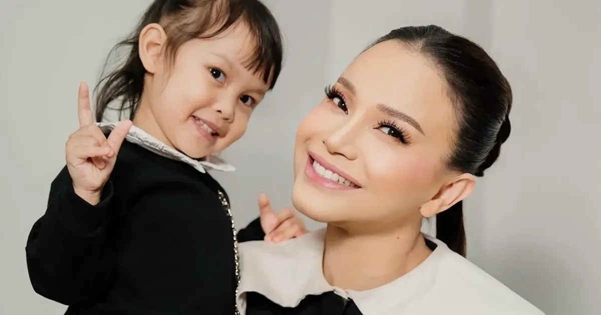 Rossa bersama buah hatinya Raina Michaela Al-Mahira