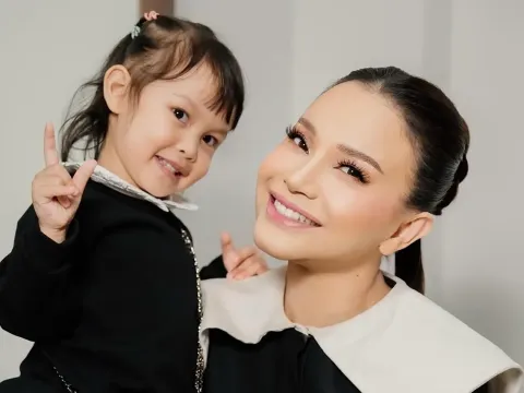 Rossa bersama buah hatinya Raina Michaela Al-Mahira