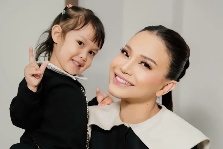 Rossa bersama buah hatinya Raina Michaela Al-Mahira