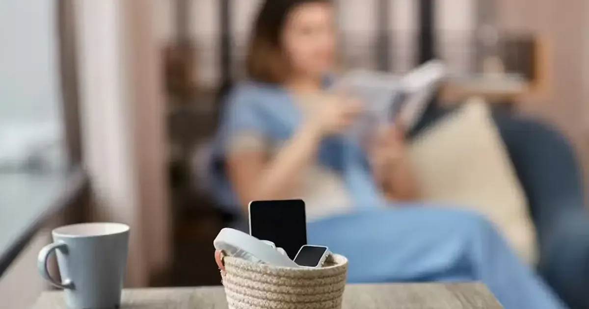 Salah satu cara detoks media sosial adalah mengurangi screentime pada handphone