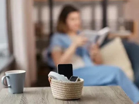 Salah satu cara detoks media sosial adalah mengurangi screentime pada handphone