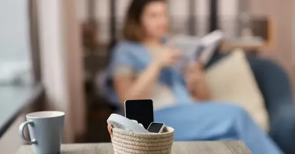 Salah satu cara detoks media sosial adalah mengurangi screentime pada handphone Salah satu cara detoks media sosial adalah mengurangi screentime pada handphone