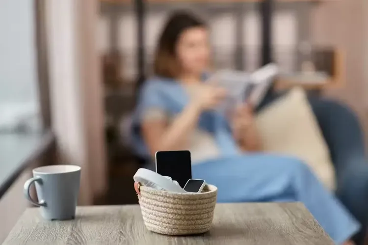 Salah satu cara detoks media sosial adalah mengurangi screentime pada handphone
