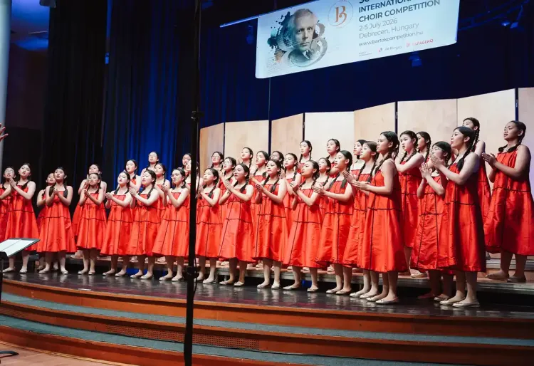 Salah satu pertunjukkan yang dibawakan The Resonanz Children Choir saat berkompetisi di 30th Béla Bartók International Choir Competition di Debrecen Hungaria Salah satu pertunjukkan yang dibawakan The Resonanz Children Choir saat berkompetisi di 30th Béla Bartók International Choir Competition di Debrecen Hungaria