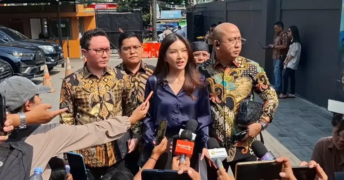 Sarwendah bersama kuasa hukum di Pengadilan Negeri Jakarta Selatan