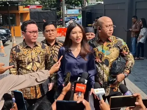 Sarwendah bersama kuasa hukum di Pengadilan Negeri Jakarta Selatan
