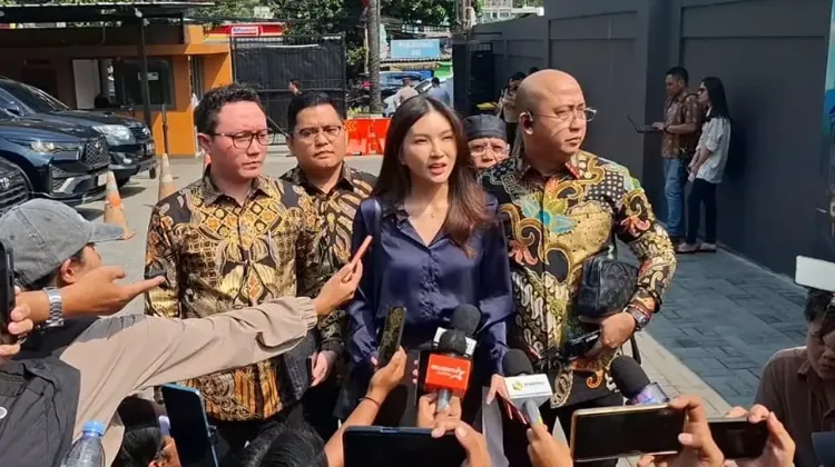 Sarwendah bersama kuasa hukum di Pengadilan Negeri Jakarta Selatan