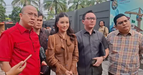 Sarwendah didampingi para kuasa hukum Sarwendah didampingi para kuasa hukum