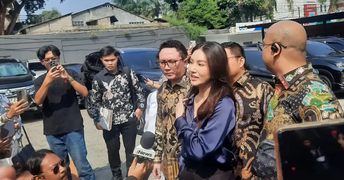 Sarwendah saat tiba di PN Jakarta Selatan