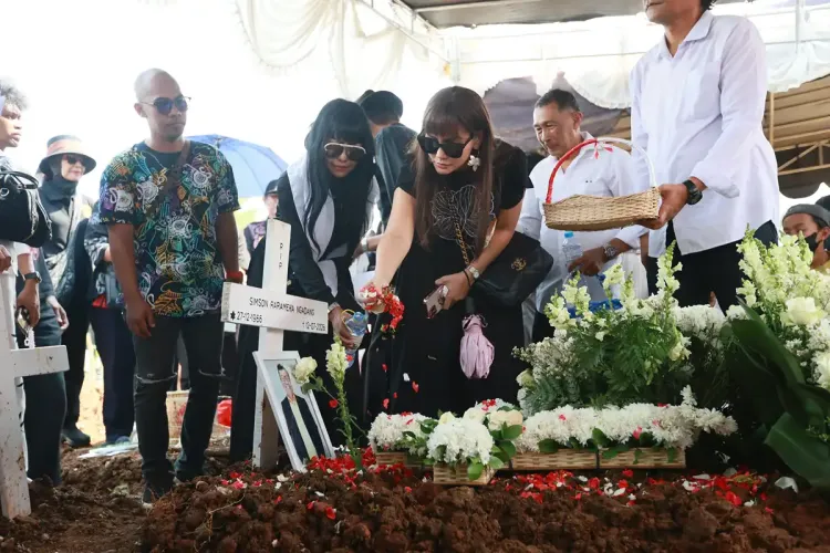 Sejumlah selebriti ikut hadir di pemakaman Simson Rarameha Ngadang atau Temon Sejumlah selebriti ikut hadir di pemakaman Simson Rarameha Ngadang atau Temon