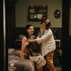 Sheila Dara bersama Widyawati dalam film pendek Jalan Pulang