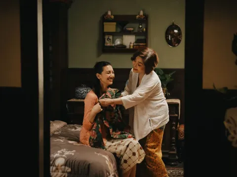 Sheila Dara bersama Widyawati dalam film pendek Jalan Pulang