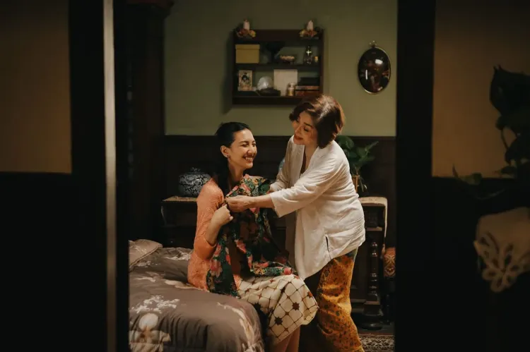 Sheila Dara bersama Widyawati dalam film pendek Jalan Pulang