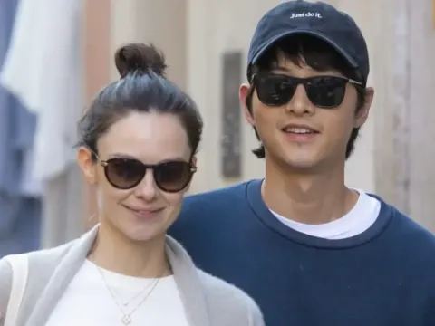 Song Joong Ki dan Katy Louise Saunders