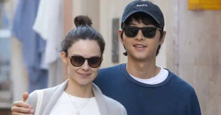 Song Joong Ki dan Katy Louise Saunders