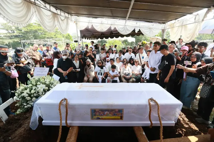 Suasanan pemakaman Simson Rarameha Ngadang atau Temon di TPU Tanah Kusir