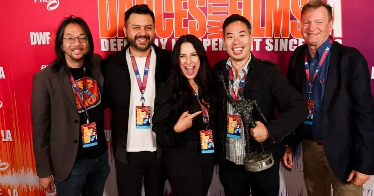 Sutradara Film Bandit Brian L Tan_dua dari kanan_usai menerima award di Dances With Films Festival di Los Angeles Amerika Serikat