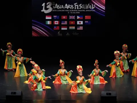 Svadara Warna Indonesia menampilkan Tari Kipas Ajer