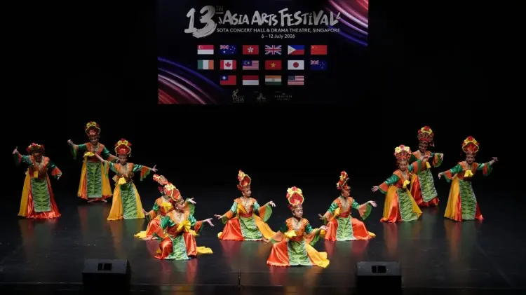 Svadara Warna Indonesia menampilkan Tari Kipas Ajer