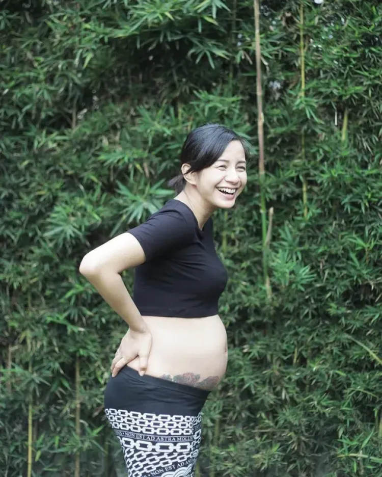 Tato Kirana Larasati Tato Kirana Larasati di area perut. Foto: Dok. Instagram @kiranalarasati