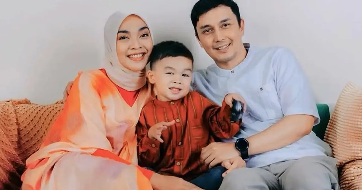 Tika Bravani-Dimas Aditya-bersama sang buah hati