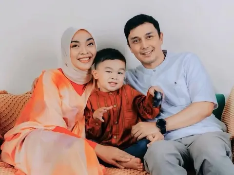 Tika Bravani-Dimas Aditya-bersama sang buah hati