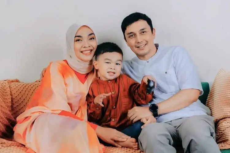 Tika Bravani-Dimas Aditya-bersama sang buah hati