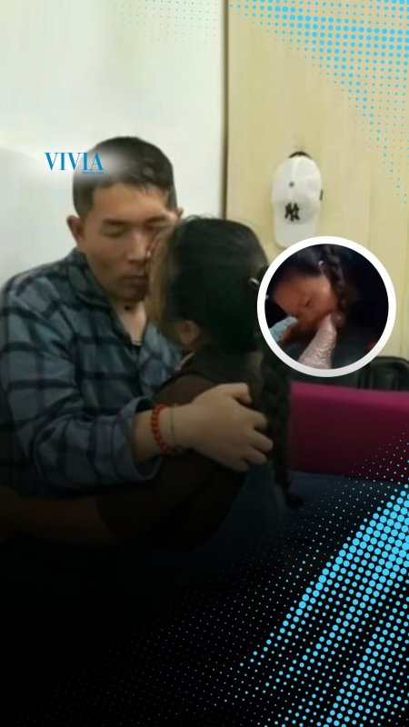 wanita ini menggigit jari kaki suaminya