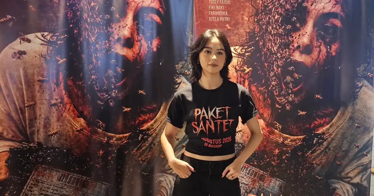 Yasamin Jasem dengan poster Paket Santet