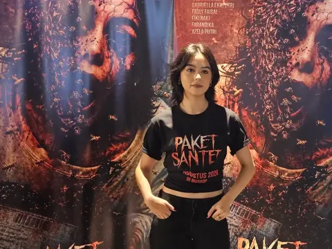 Yasamin Jasem dengan poster Paket Santet