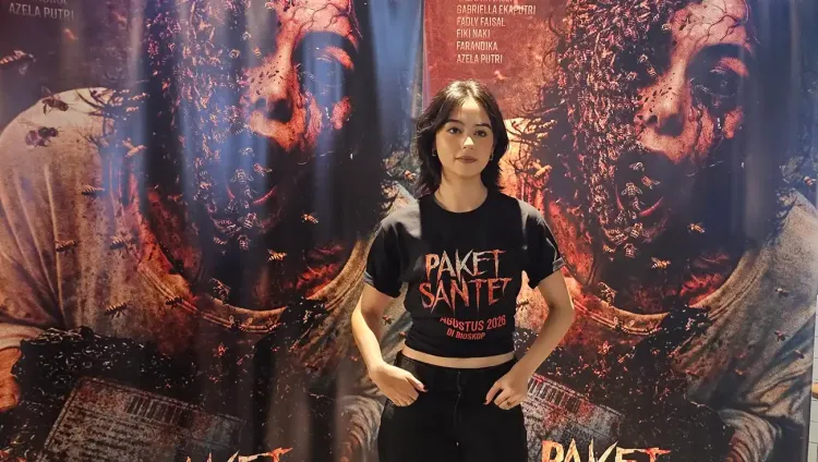 Yasamin Jasem dengan poster Paket Santet