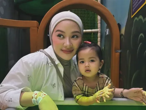 Allyssa Hawadi bersama buah hati