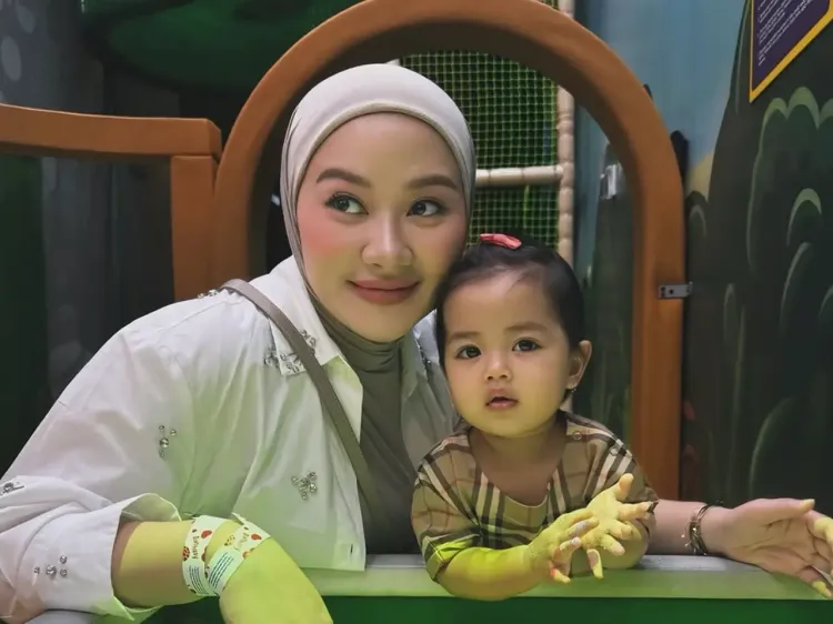 Allyssa Hawadi bersama buah hati
