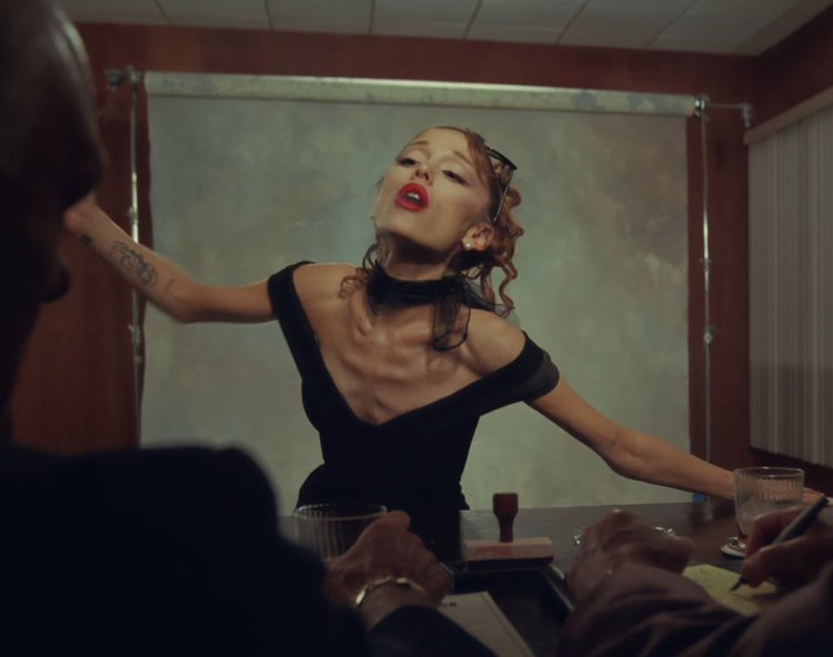 Ariana Grande Kurus (1) KONDISI SEKARANG: Tulang rusuk Ariana yang terlihat jelas. Foto: Dok. YouTube
