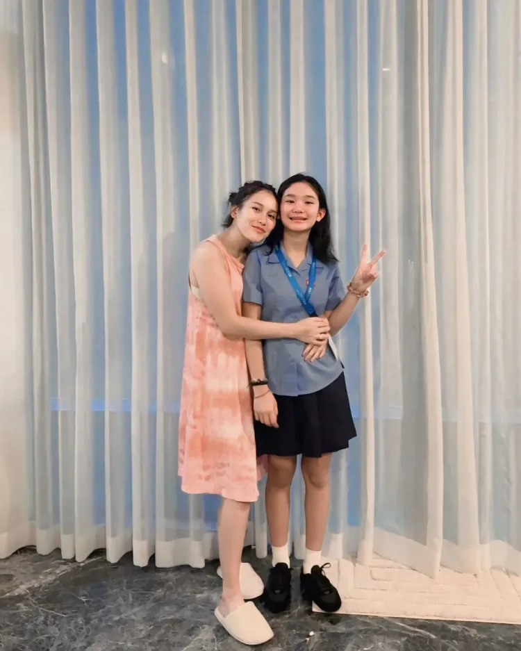 Ayu Ting Ting dan Bilqis (2) Gaya Ayu Ting Ting saat mengantar Bilqis berangkat sekolah. Foto: Dok. Instagram @ayutingting92