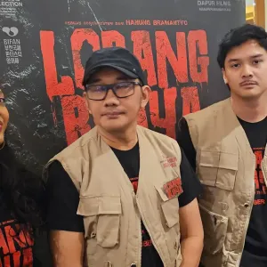 Baskara Mahendra bersama sutradara dan cast film Lobang Buaya