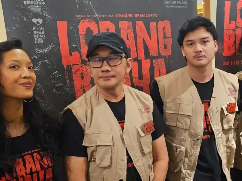 Baskara Mahendra bersama sutradara dan cast film Lobang Buaya