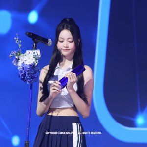 Carmen Hearts2Hearts Bawa Piala di KWDA 2026 usai Raih Female Solo Popularity Award.