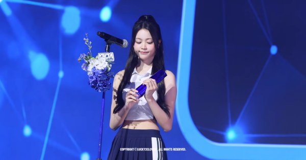 Carmen Hearts2Hearts Bawa Piala di KWDA 2026 usai Raih Female Solo Popularity Award.