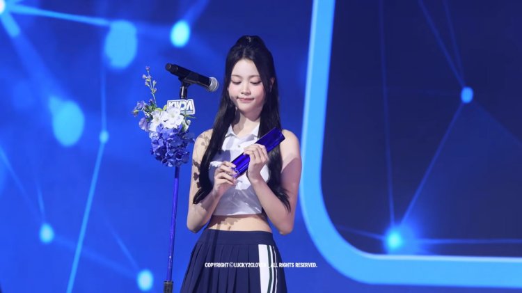 Carmen Hearts2Hearts Bawa Piala di KWDA 2026 usai Raih Female Solo Popularity Award.