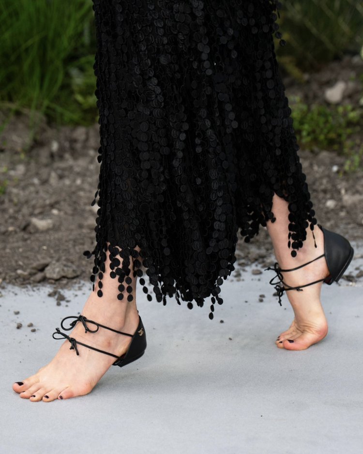 Sepatu tanpa sol dari Chanel rancangan desainer Matthieu Blazy. Foto: Dok. X @Complex