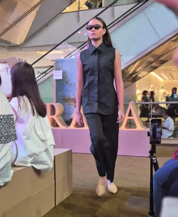 Chloe Valentine Lynch saat tampil di catwalk