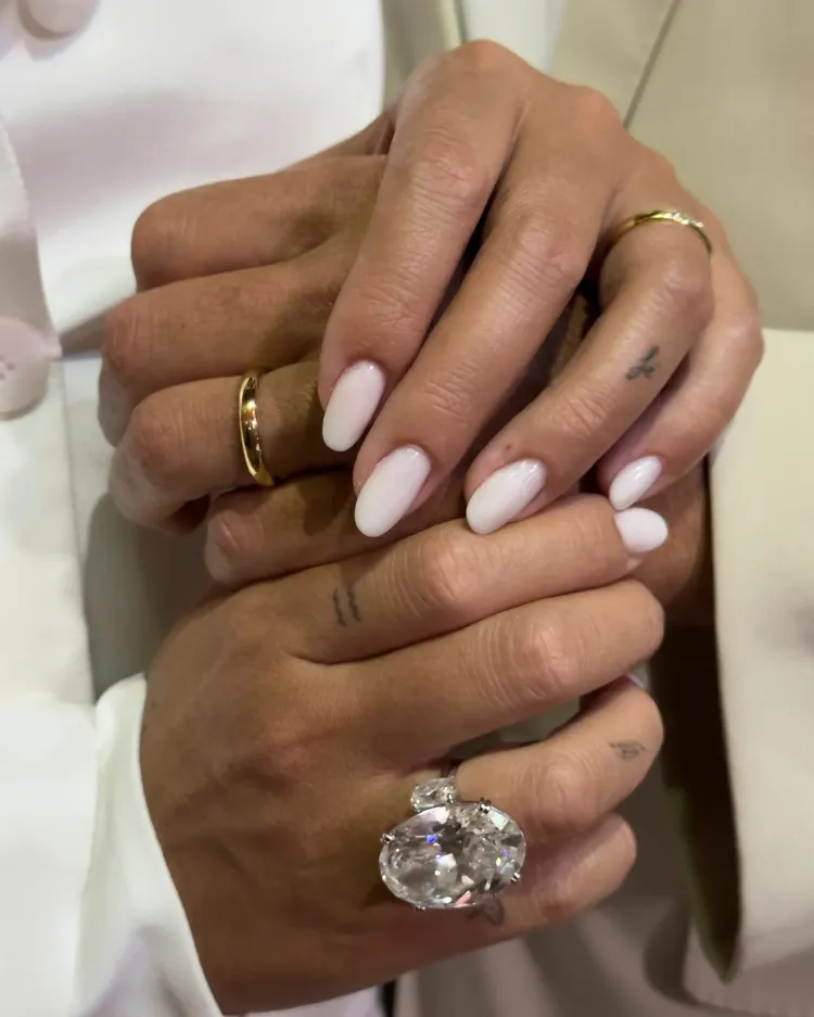 Cincin Pertunangan Georgina Rodriguez Cincin tunangan Georgina dari Ronaldo seberat 35 karat. Foto: Dok. Instagram @voguemagazine