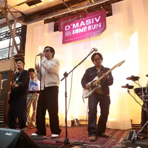 D Masiv tampil dalam konferensi pers Asia Home Run