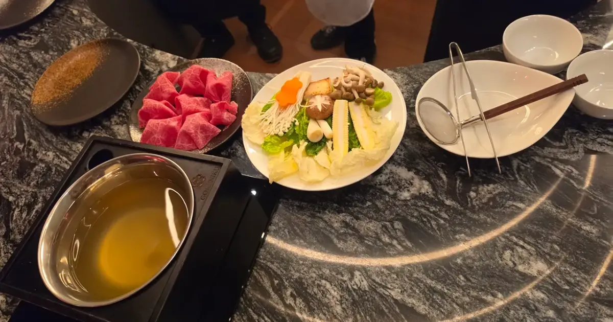 Daging sayuran-sayuran untuk dimasukkan di shabu-shabu