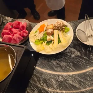 Daging sayuran-sayuran untuk dimasukkan di shabu-shabu