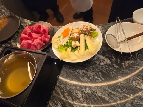 Daging sayuran-sayuran untuk dimasukkan di shabu-shabu
