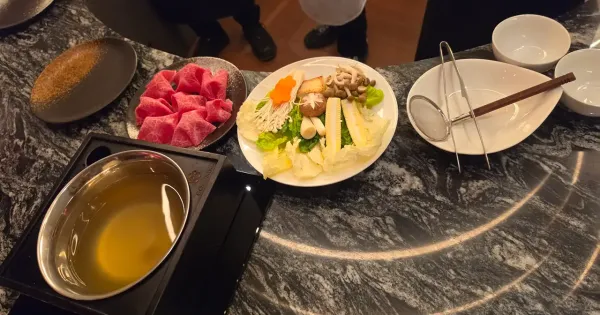Daging sayuran-sayuran untuk dimasukkan di shabu-shabu